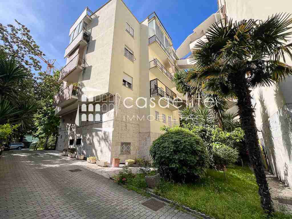 Appartamento-trilocale-da-ristrutturare-in-vendita-a-Roma-Eur-Viale-Tupini