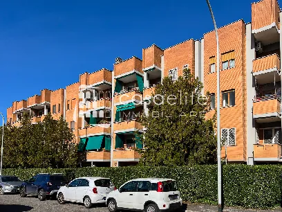 quadrilocale in vendita Spinaceto Roma con box auto e balconi